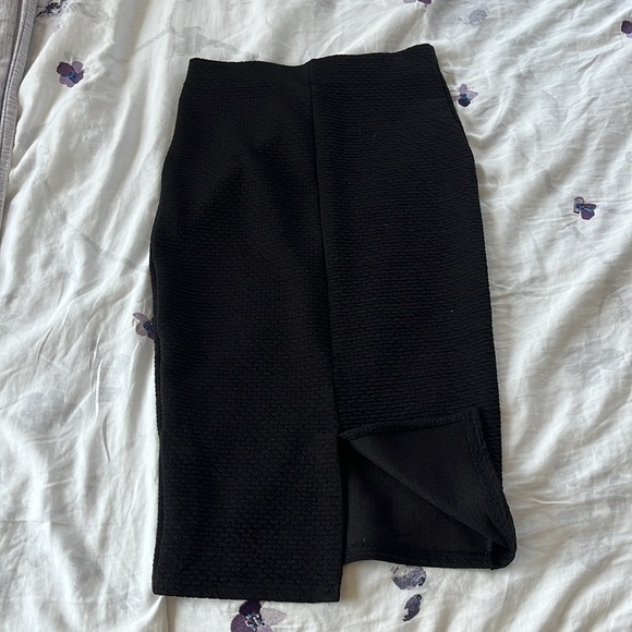 Black , back slit pencil skirt - Picture 2 of 4